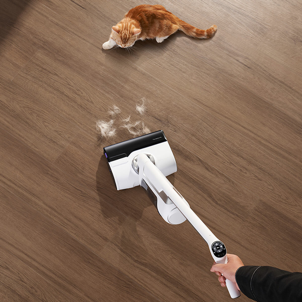 Lifestyle image of Narwal S20 Wet & Dry Vacuum Cleaner being used to vacuum pet hairimages