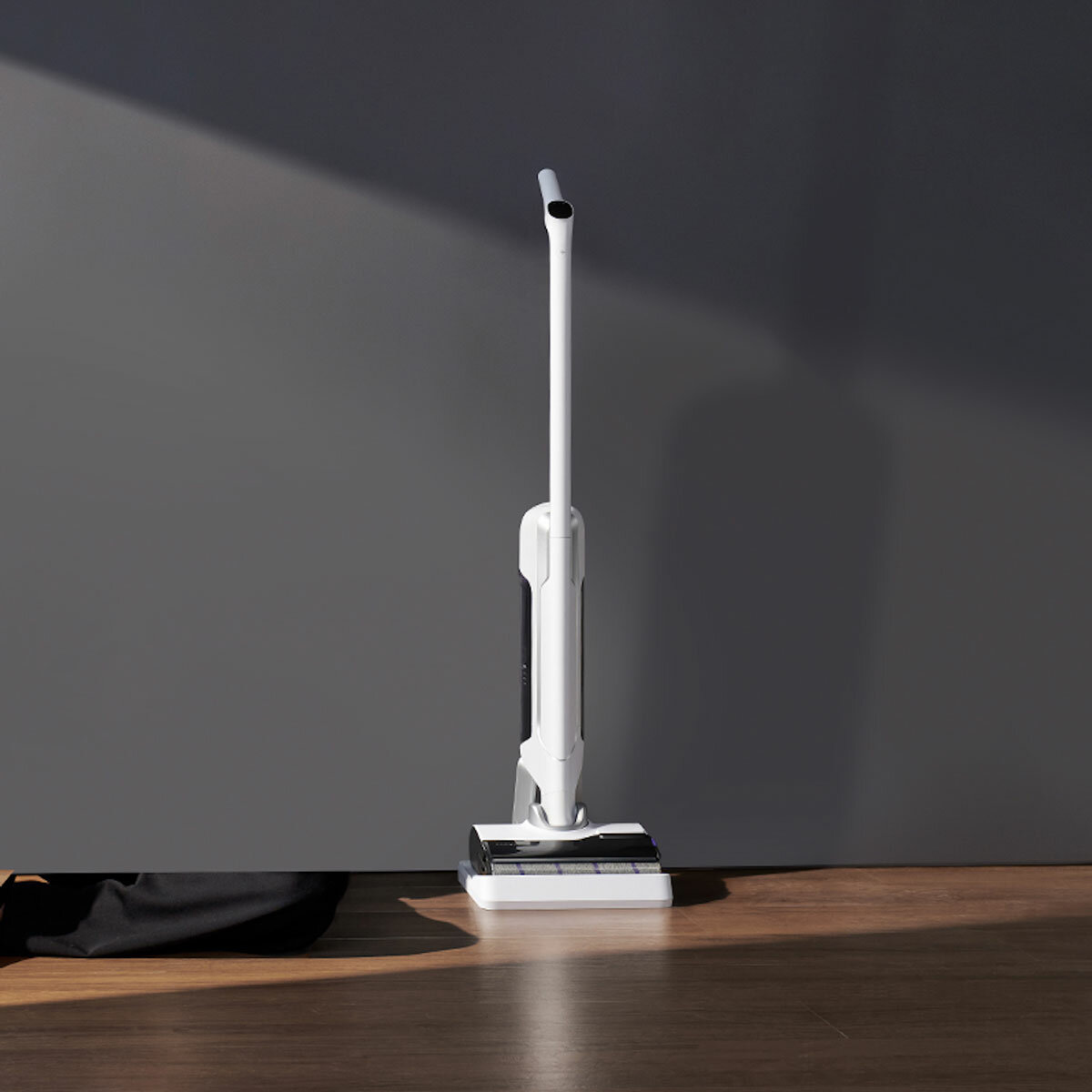 Lifestyle image of Narwal S20 Wet & Dry Vacuum Cleaner images