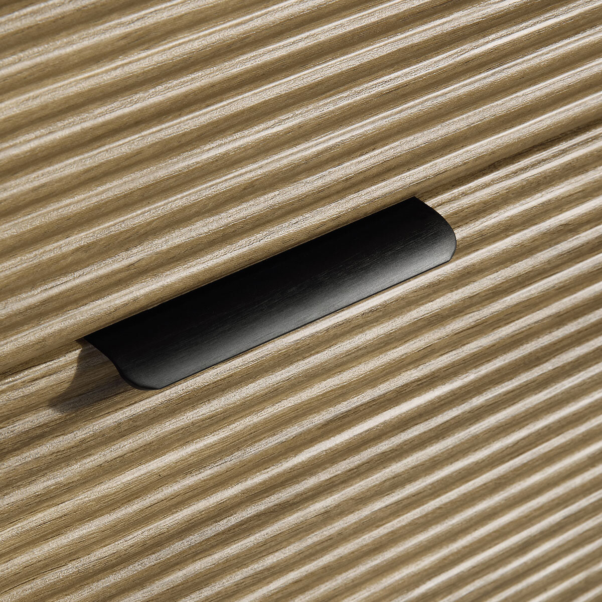 Close up of handle of the drawer of Ove Archie 910mm in Walnut