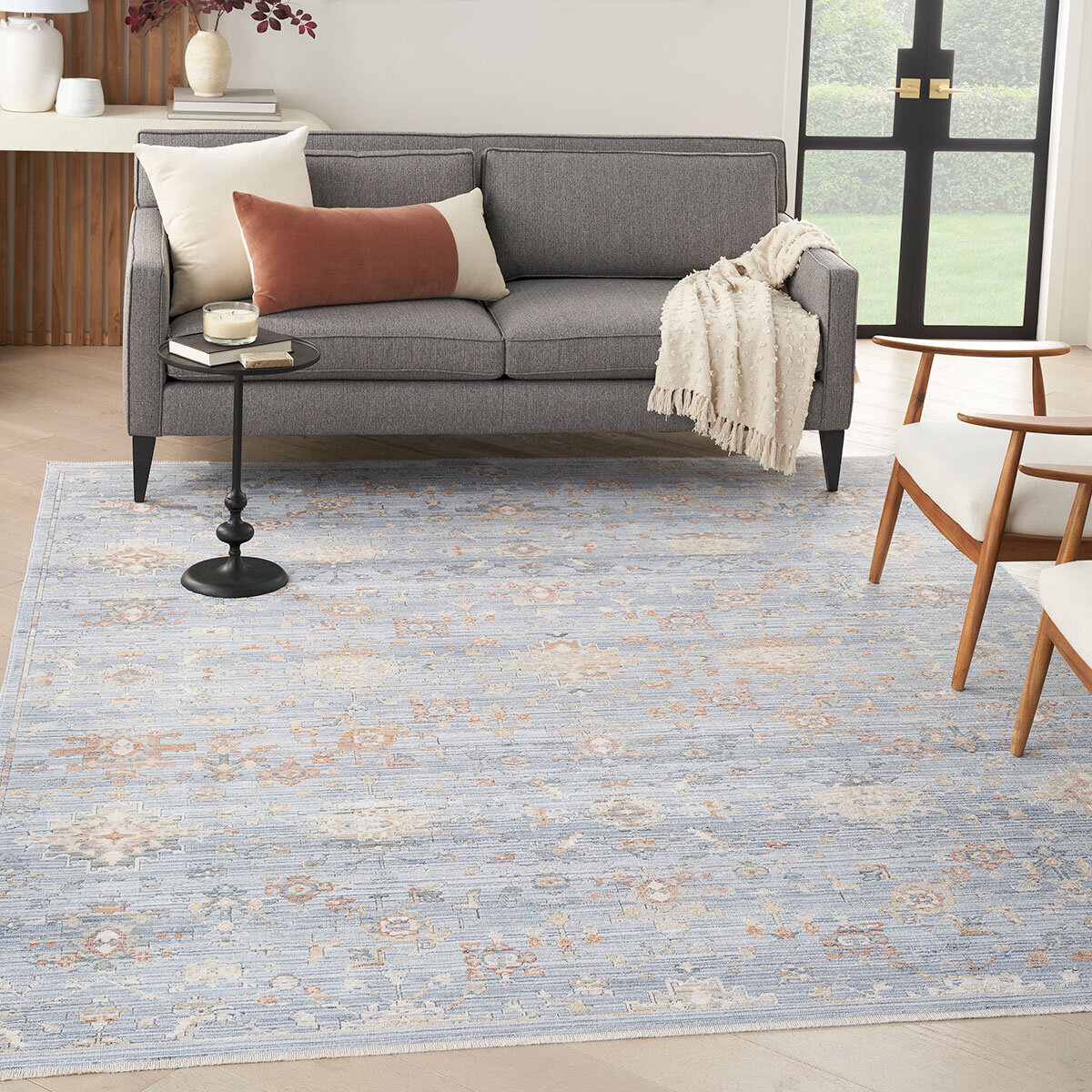 Elegant heirloom rug, tradtional design in blue, ivory floral tones