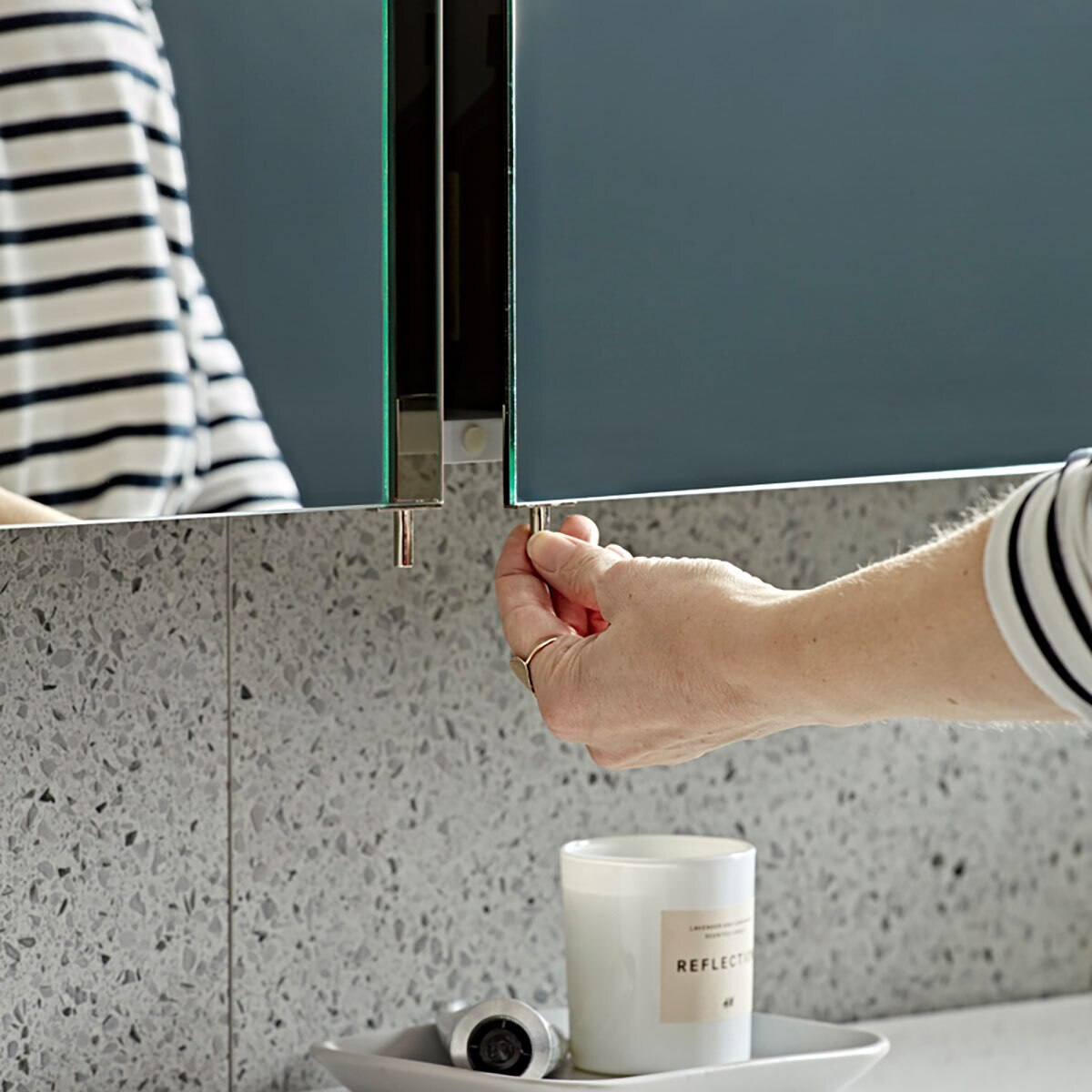Lifestyle image of mirrored cabinet in bathroom setting