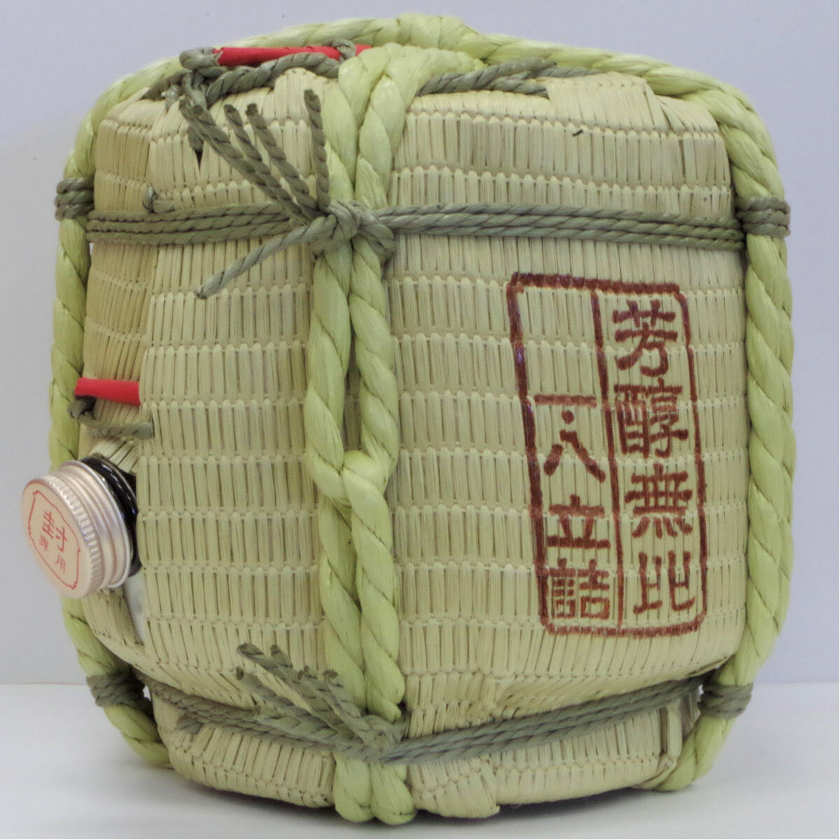 Image of a barrel of sake with metal cap