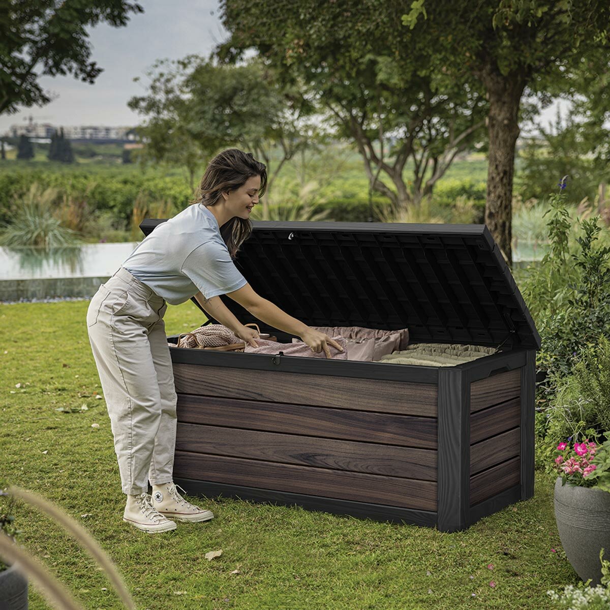 Deck box