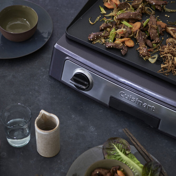 Lifestyle image of CUISINART ENTERTAINING GRILL PL60U Lifestyle image of CUISINART ENTERTAINING GRILL PL60U