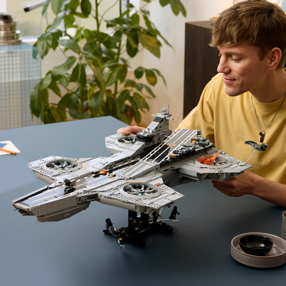 LEGO Marvel S.H.I.E.L.D. Helicarrier - Model 76354 (18+ Years) LEGO Marvel S.H.I.E.L.D. Helicarrier - Model 76354 (18+ Years)