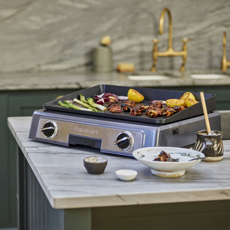 Lifestyle image of CUISINART ENTERTAINING GRILL PL60U Lifestyle image of CUISINART ENTERTAINING GRILL PL60U