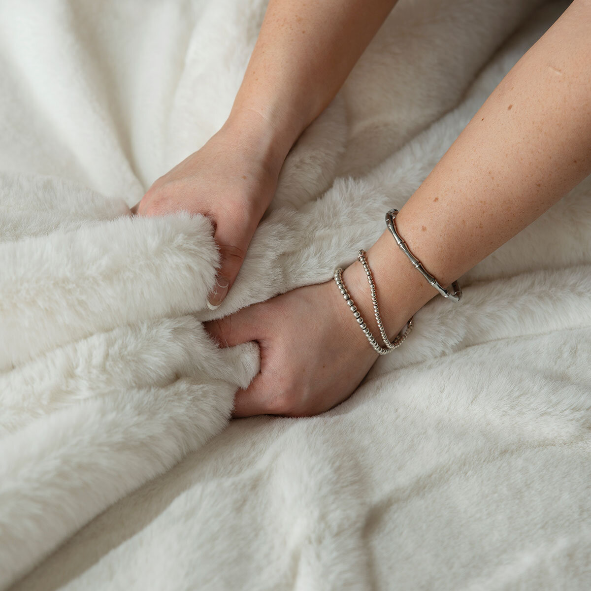 Belledorm Alaska Faux Fur Throw in White, 150 x 200 cm