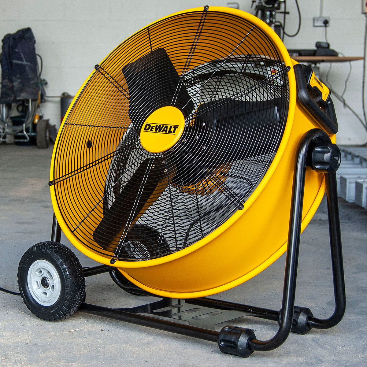 DEWALT® 24" (61cm) Industrial Floor Fan - DXF2410