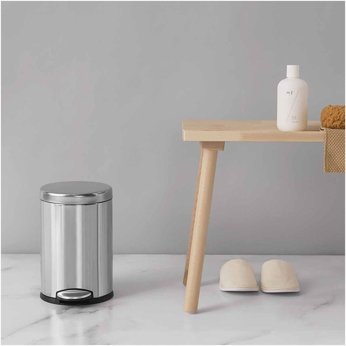 lifestyle image of 3L round pedal bin