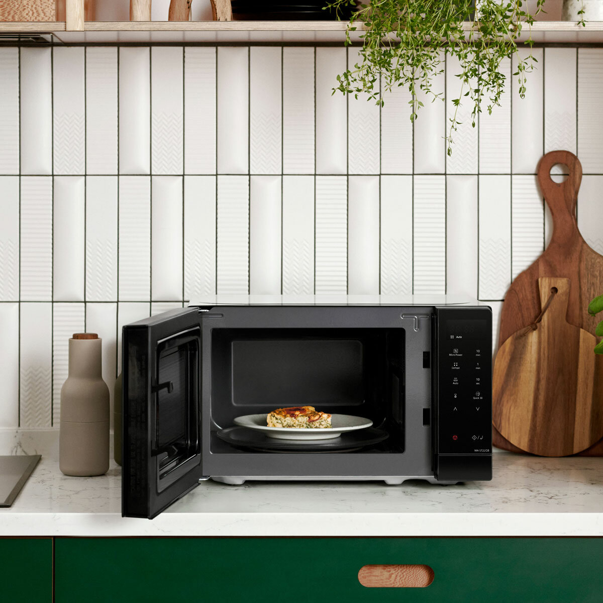 Panasonic 20L Solo Microwave Lifestyle Image