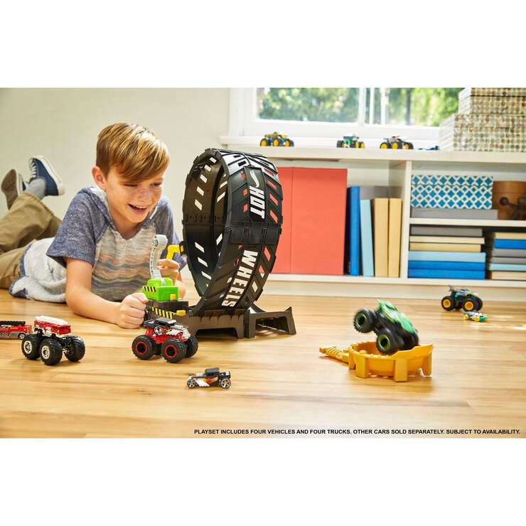 Lifestyle image hot wheels epic loop challenge Lifestyle image hot wheels epic loop challenge