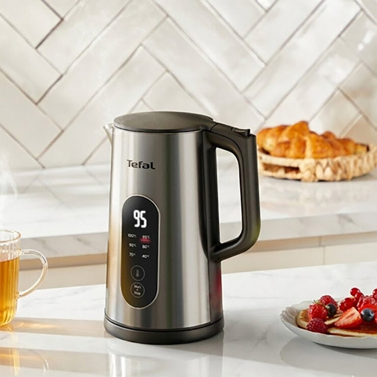 Lifestyle image of kettle on kitchen countertop Lifestyle image of kettle on kitchen countertop