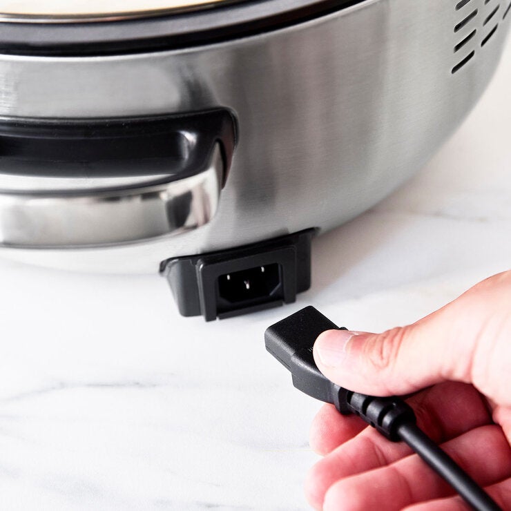 Clost up of Greenpan Omni Cooker detatchable plug Clost up of Greenpan Omni Cooker detatchable plug
