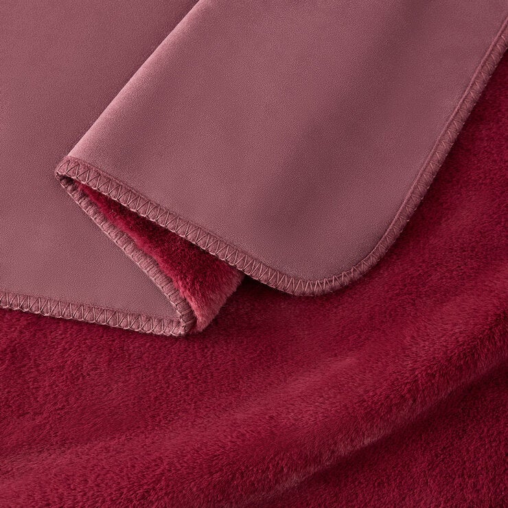 Casual Living Luxe Red Throw, 127 x 178 cm Casual Living Luxe Red Throw, 127 x 178 cm
