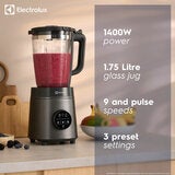 Lifestyle image showing the features of the blender Lifestyle image showing the features of the blender