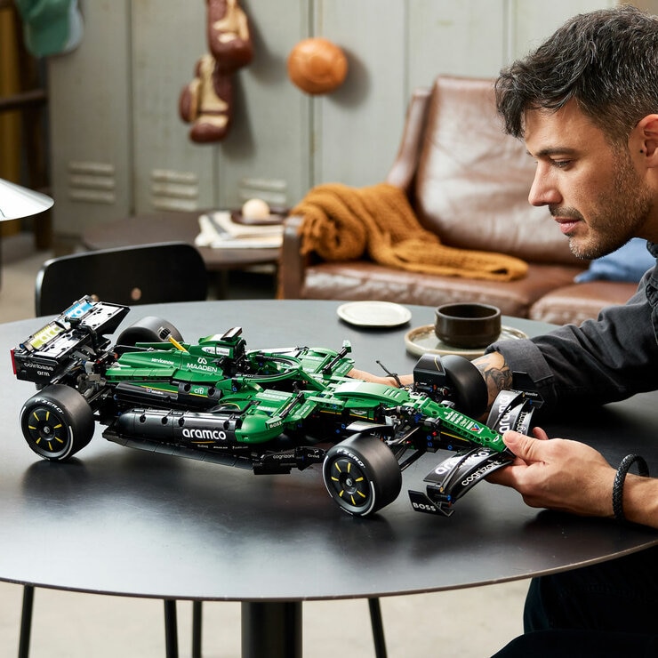 LEGO Technic Aston Martin Aramco AMR25 F1® Car - Model 42240 (18+ Years) LEGO Technic Aston Martin Aramco AMR25 F1® Car - Model 42240 (18+ Years)
