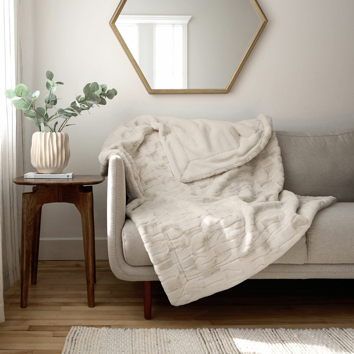 Safdie Luxury Faux Rabbit Fur Throw In 4 Colours, 127 x 178 cm Safdie Luxury Faux Rabbit Fur Throw In 4 Colours, 127 x 178 cm