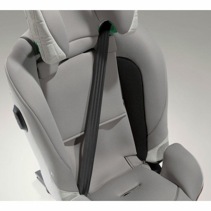 Studio image of the seat belt going across the chair