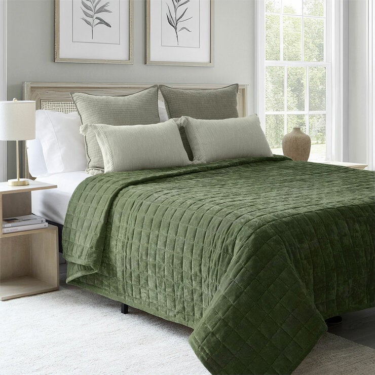 Safdie Crushed Velvet Green Throw , 234 x 244 cm Safdie Crushed Velvet Green Throw , 234 x 244 cm