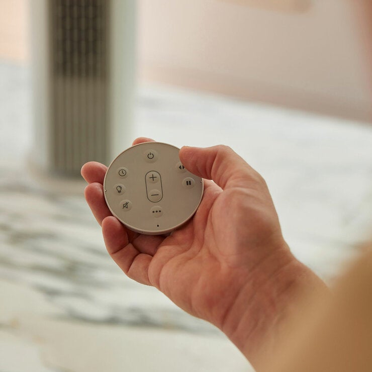 Lifestyle image of the remote control Lifestyle image of the remote control