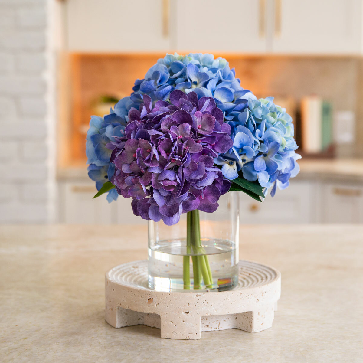 Hydrangea in Vase Blue_Lifestyle Hydrangea in Vase Blue_Lifestyle