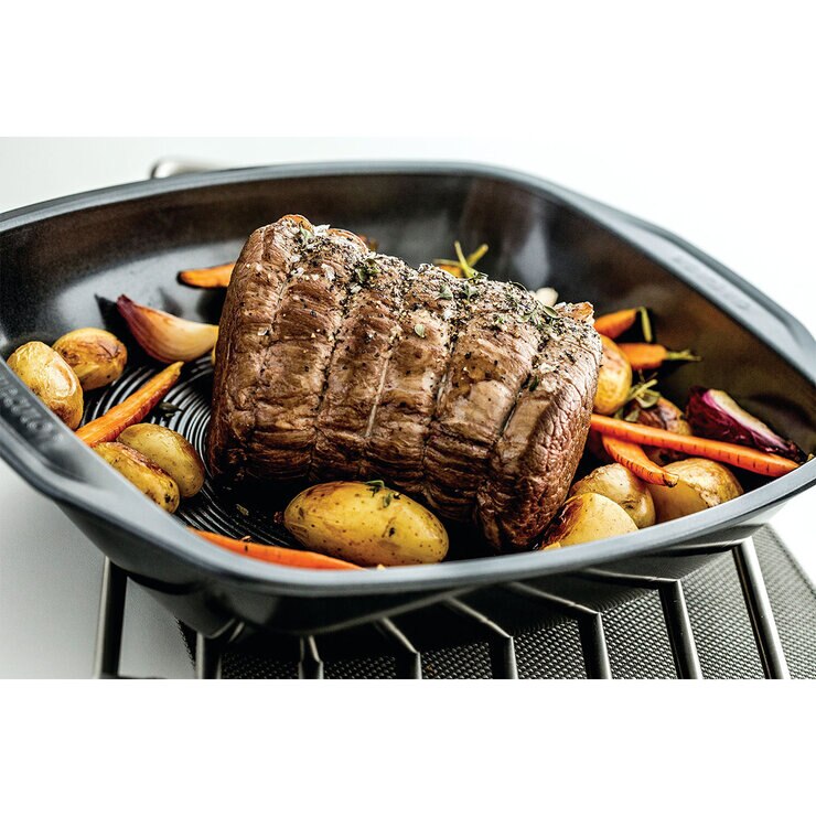 Circulon Momentum Roasting pan lifestyle with food Circulon Momentum Roasting pan lifestyle with food