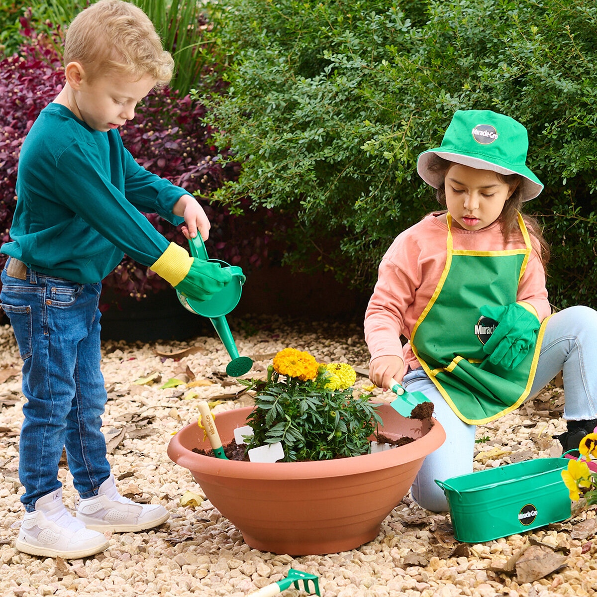 Miracle Gro Garden Set Lifestyle Image