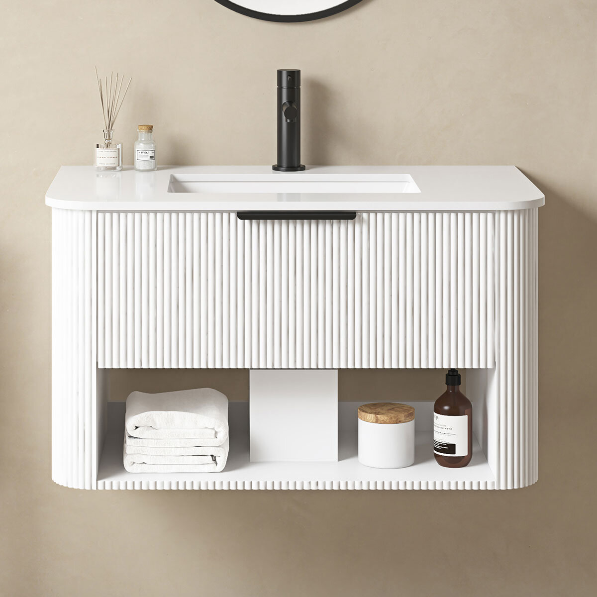 Close up front facing lifestlye of Ove Bella 900mm in White