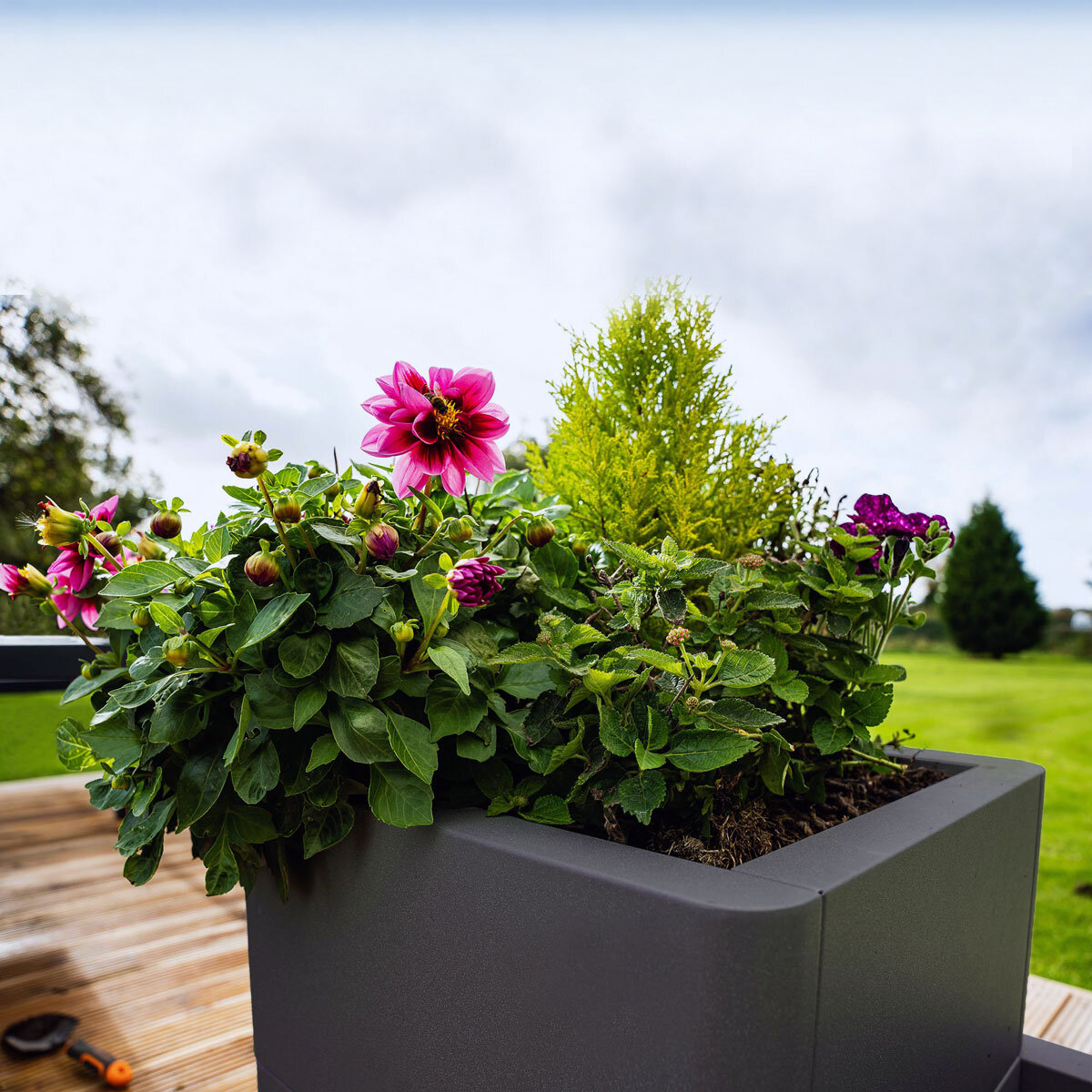 Stone Garden Hanbury 3-Tier Stackable Steel Planter Set in Grey