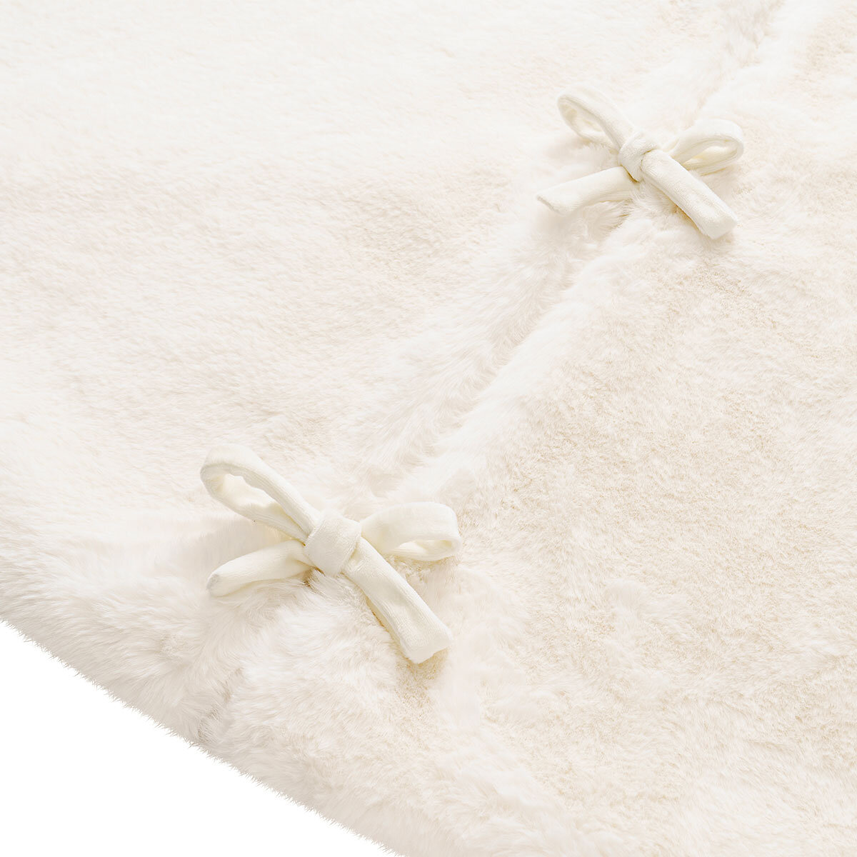 66 inch (1.68 m) Faux Fur Tree Skirt in White