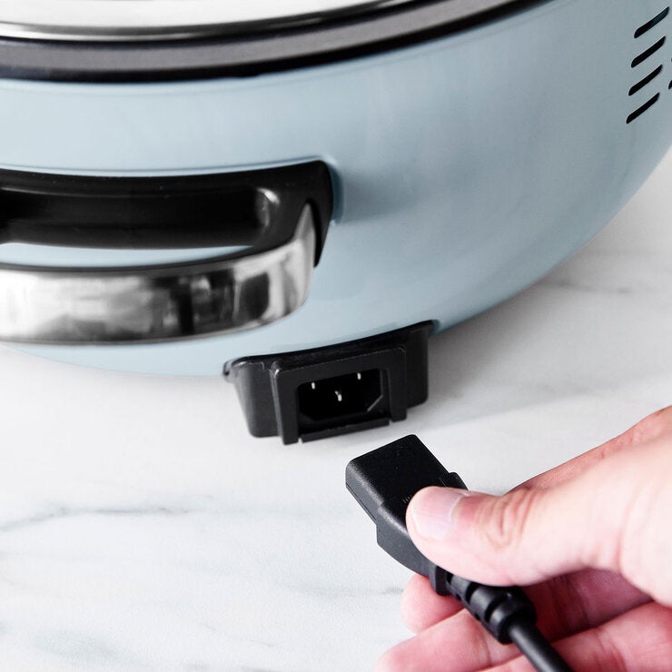 Clost up of Greenpan Omni Cooker detatchable plug Clost up of Greenpan Omni Cooker detatchable plug