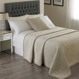 BROOKLANDS BEDSPREAD IN CHAMPAGNE