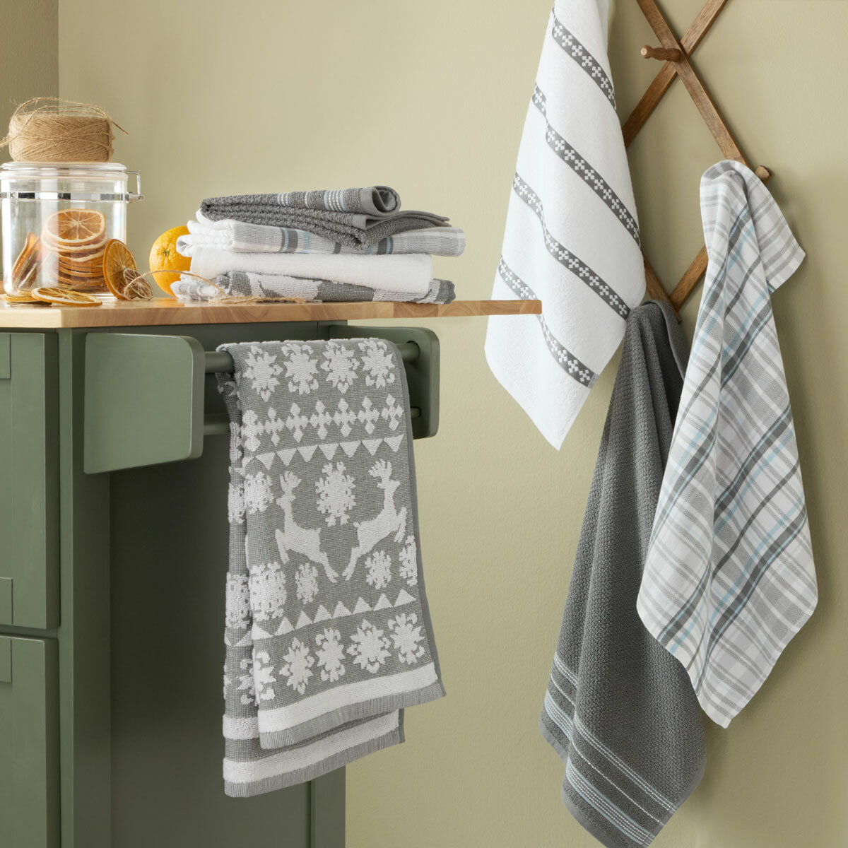 Holiday Kitchen Towel 4 Pack in Reindeer Holiday Kitchen Towel 4 Pack in Reindeer