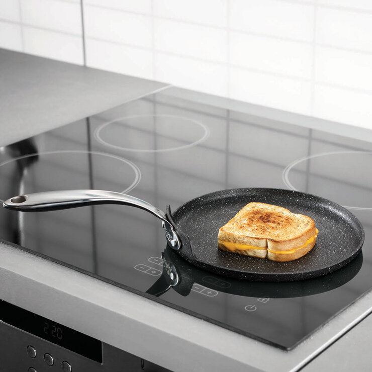 Lifestyle of the rock multi pan on hob Lifestyle of the rock multi pan on hob