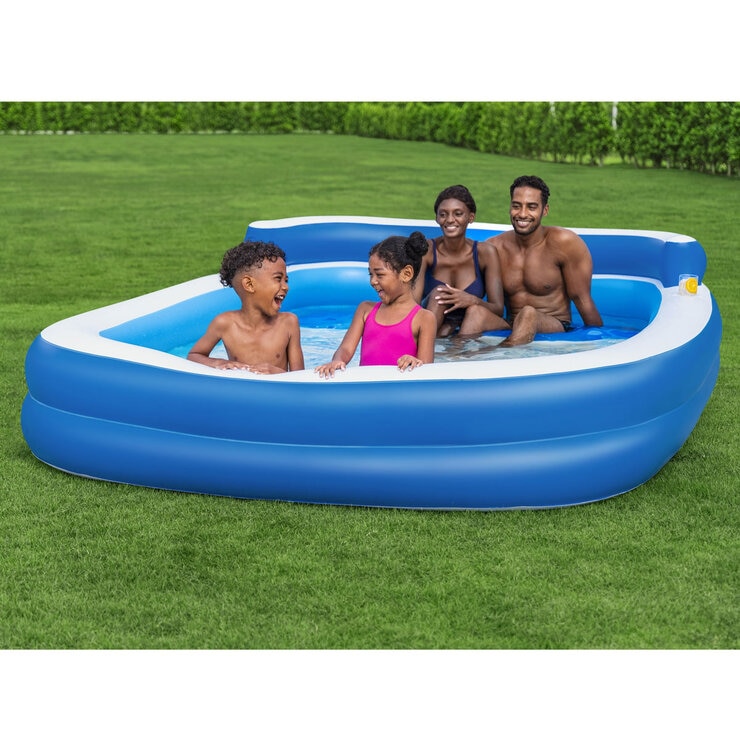 Family Lounge Pool