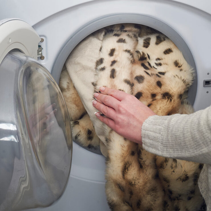 Dreamland Relaxwell Deluxe Faux Fur Heated Throw, Snow Leopard Costco UK