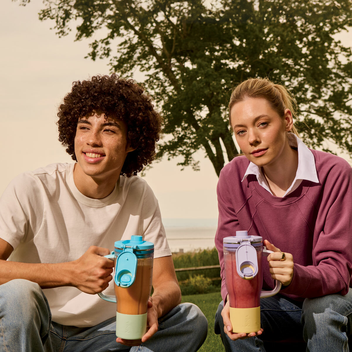 Lifestyle image of model holding Ninja BlendBoss 710ml Travel Tumbler Lifestyle image of model holding Ninja BlendBoss 710ml Travel Tumbler