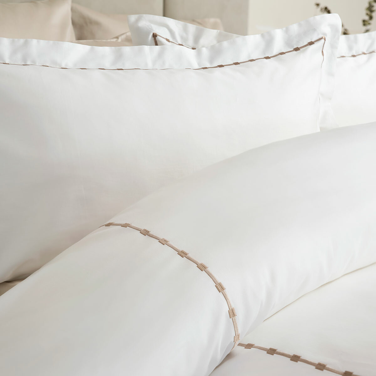 Belledorm Vivaan 300 Thread Count Cotton Sateen Bedding Set in 4 Sizes