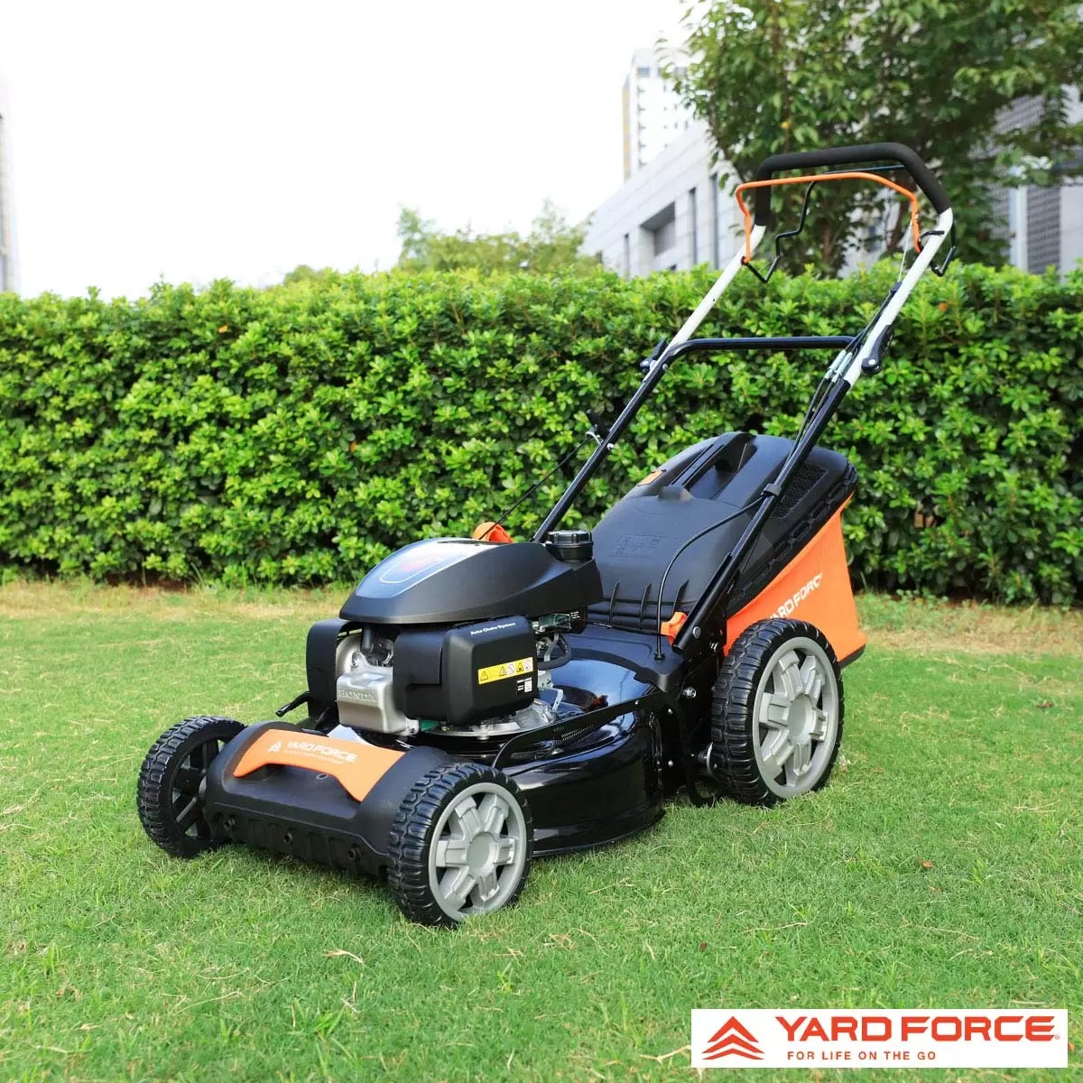 Save &pound100: YardForce 167cc Honda Engine 51cm Self-Propelled Petrol Lawn Mower