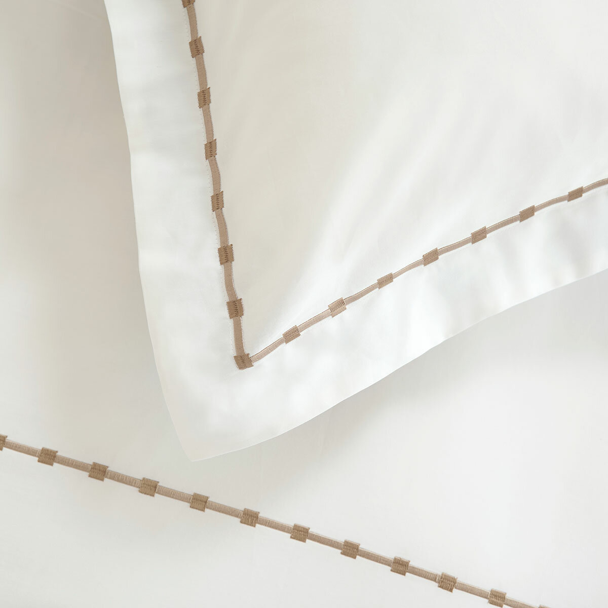 Belledorm Vivaan 300 Thread Count Cotton Sateen Bedding Set in 4 Sizes