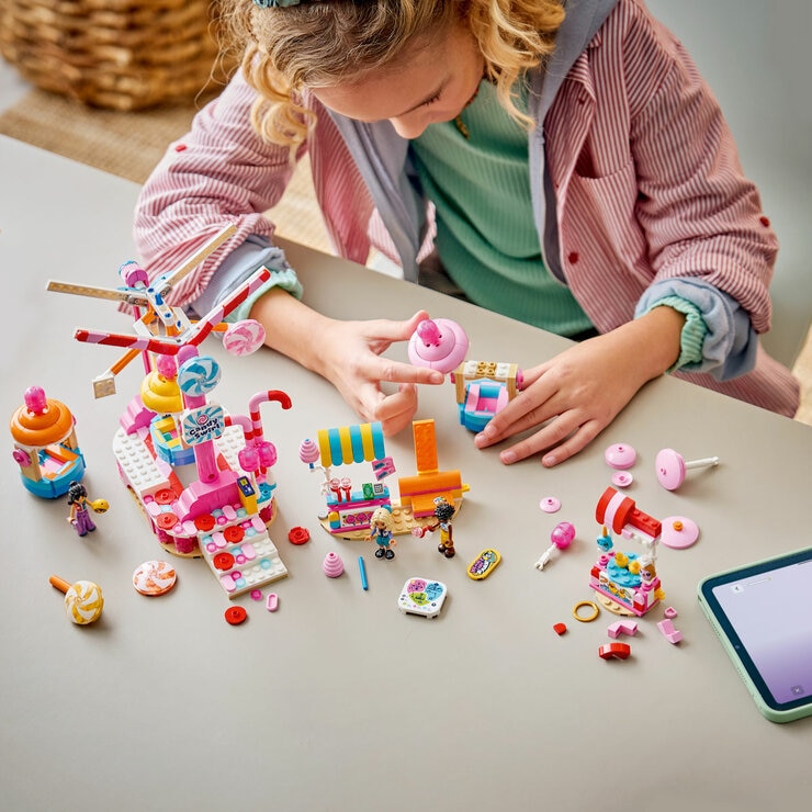 LEGO Friends Candy and Cupcake Ferris Wheel - Model 42700 (7+ Years) LEGO Friends Candy and Cupcake Ferris Wheel - Model 42700 (7+ Years)