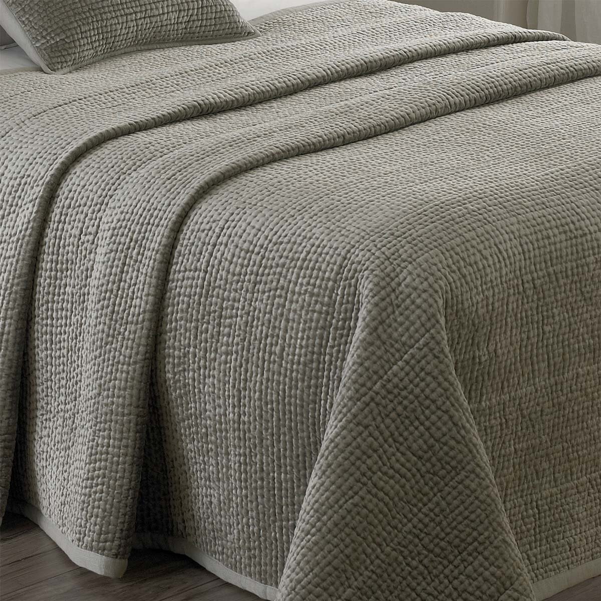 BROOKLANDS BEDSPREAD IN SILVER