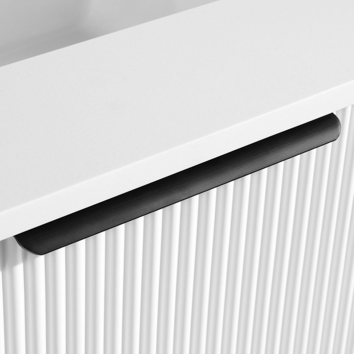 Close up detail of hande of Ove Bella 900mm in White
