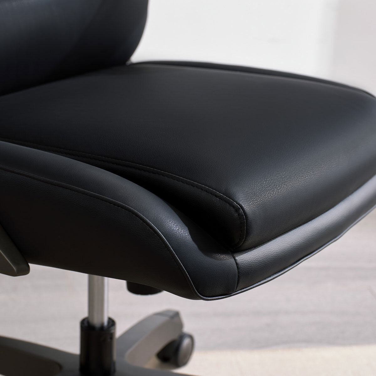 La-Z-Boy® Manager Chair with Flip-Up Arms, Black