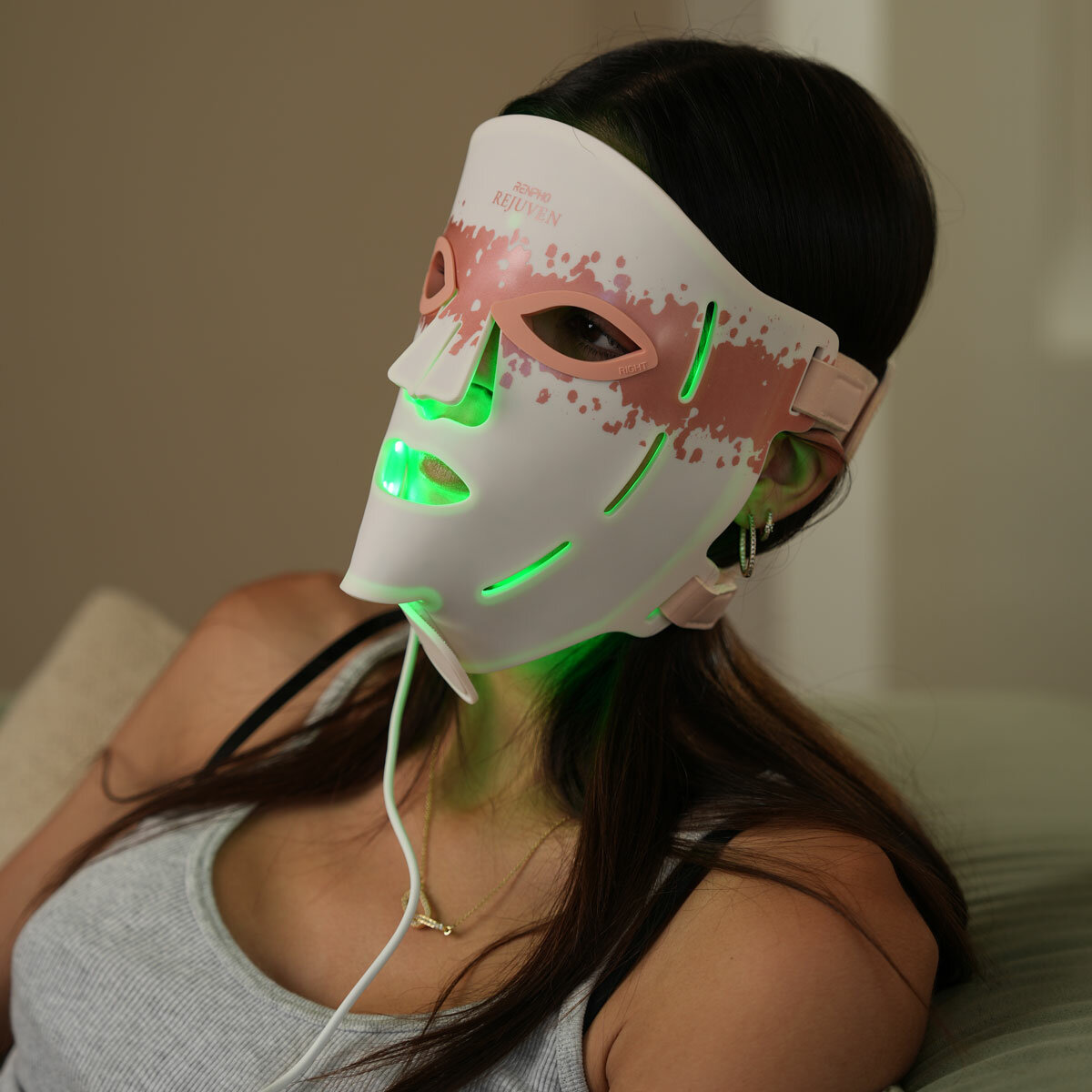 Model using Renpho Artimis Blush Light Mask