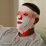 Model using Renpho Artimis Blush Light Mask