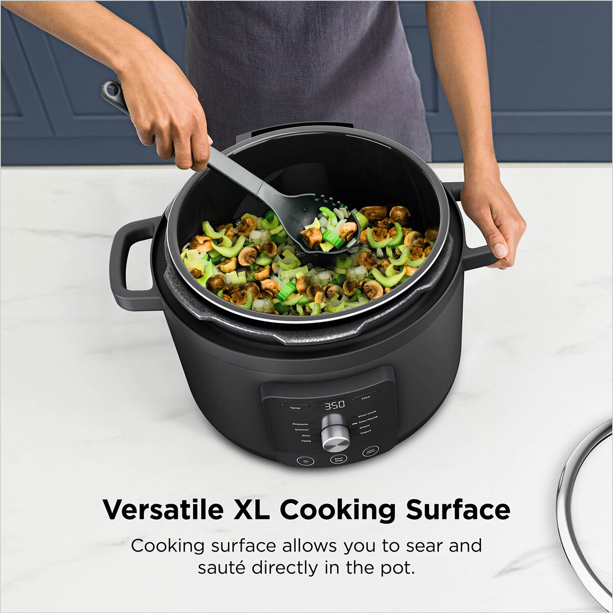 Lifestyle image showing versatile XL cooking surface Lifestyle image showing versatile XL cooking surface