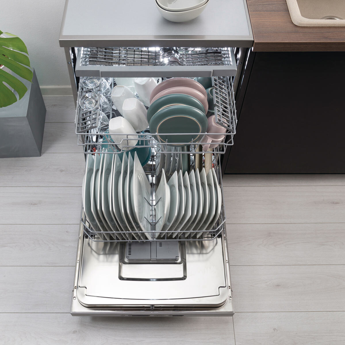 Hisense HS661C60XUK, 16 Place Settings Dishwasher, C Rated in Stainless