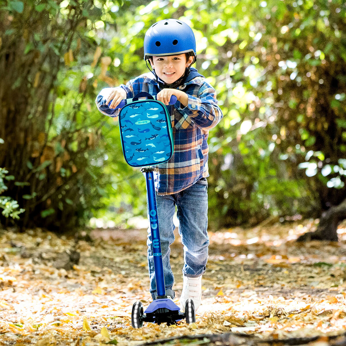 Micro Maxi Deluxe LED Navy Scooter with Blue Helmet and Sealife Lunch Bag (5+ Years) 