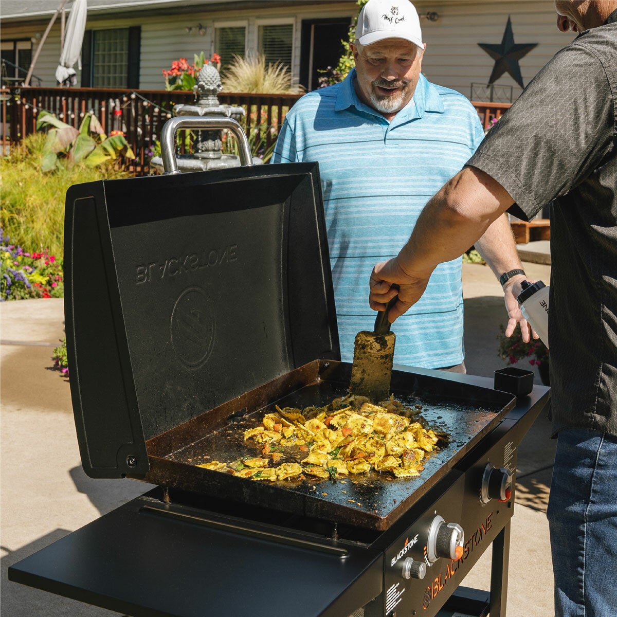 Blackstone 28" Griddle Gas Barbecue Griddle with Hood Blackstone 28" Griddle Gas Barbecue Griddle with Hood